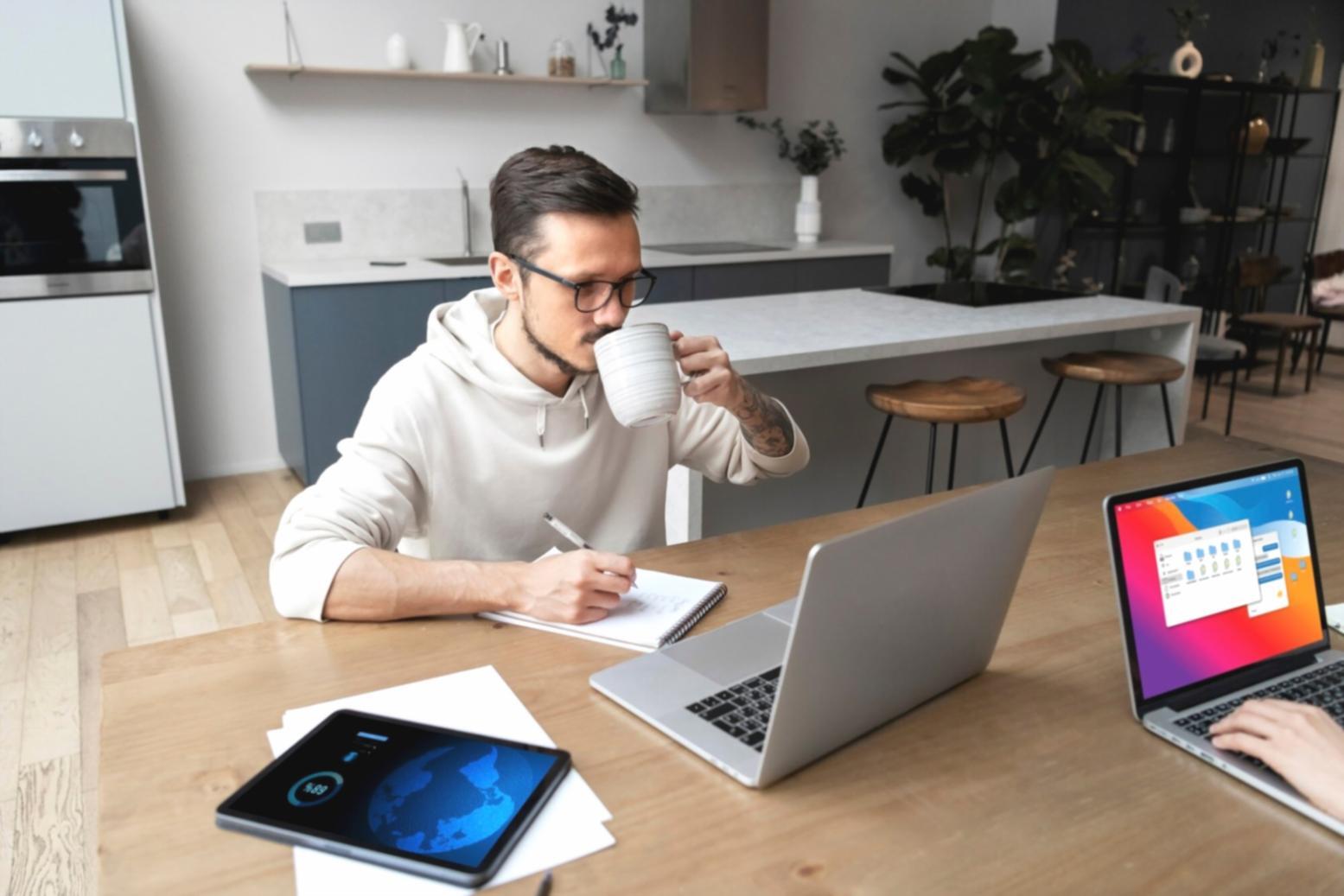 Analyst arbeitet an Finanzmodellen mit mehreren Bildschirmen